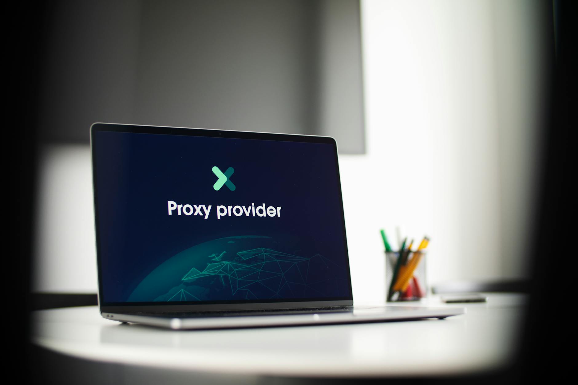 Ekran laptopa z napisem Proxy provider w biurze zajmującym się cyberbezpieczeńst