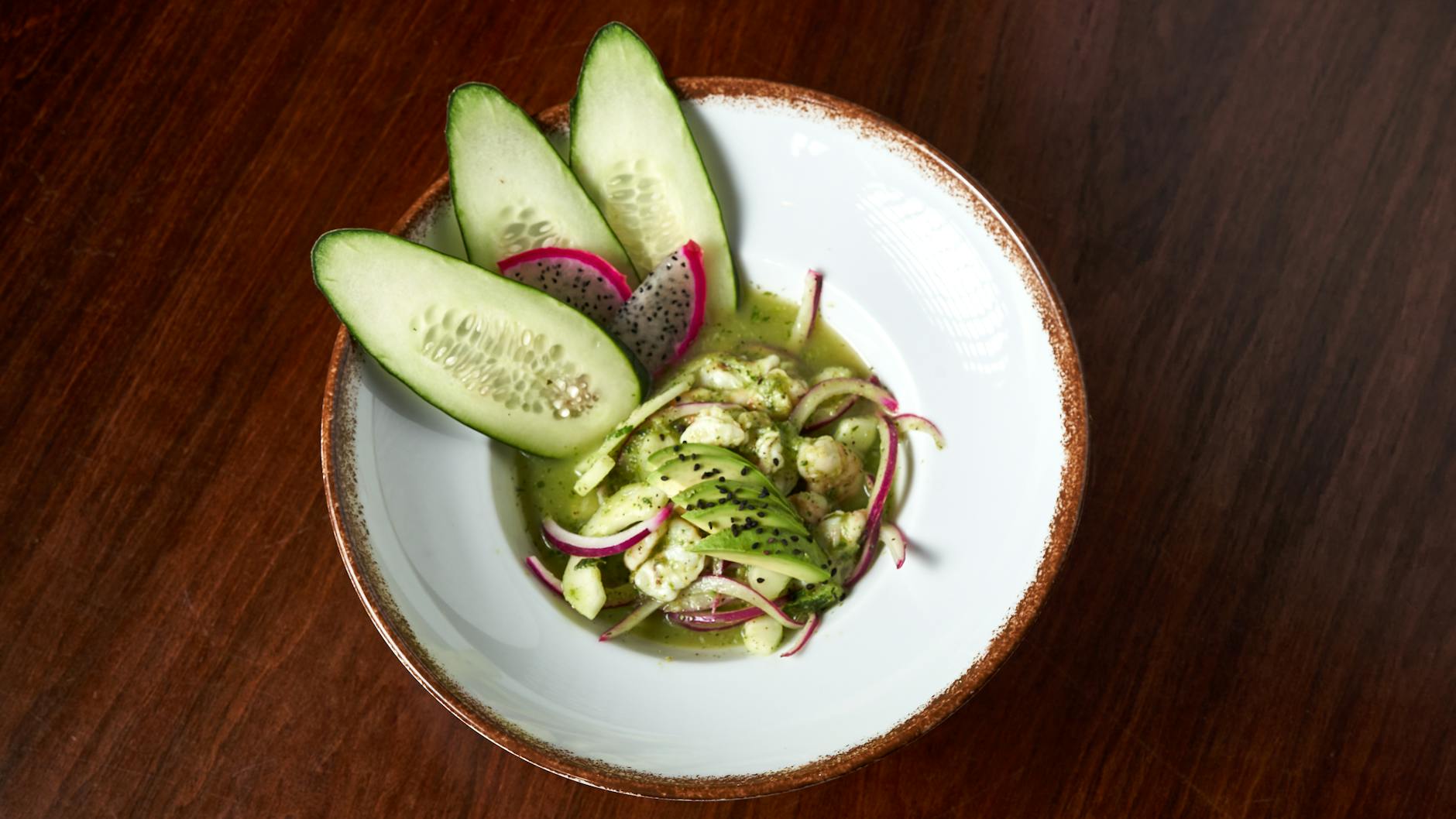 Kolorowa sałatka ceviche z ogórkiem, awokado i czerwoną cebulą z góry