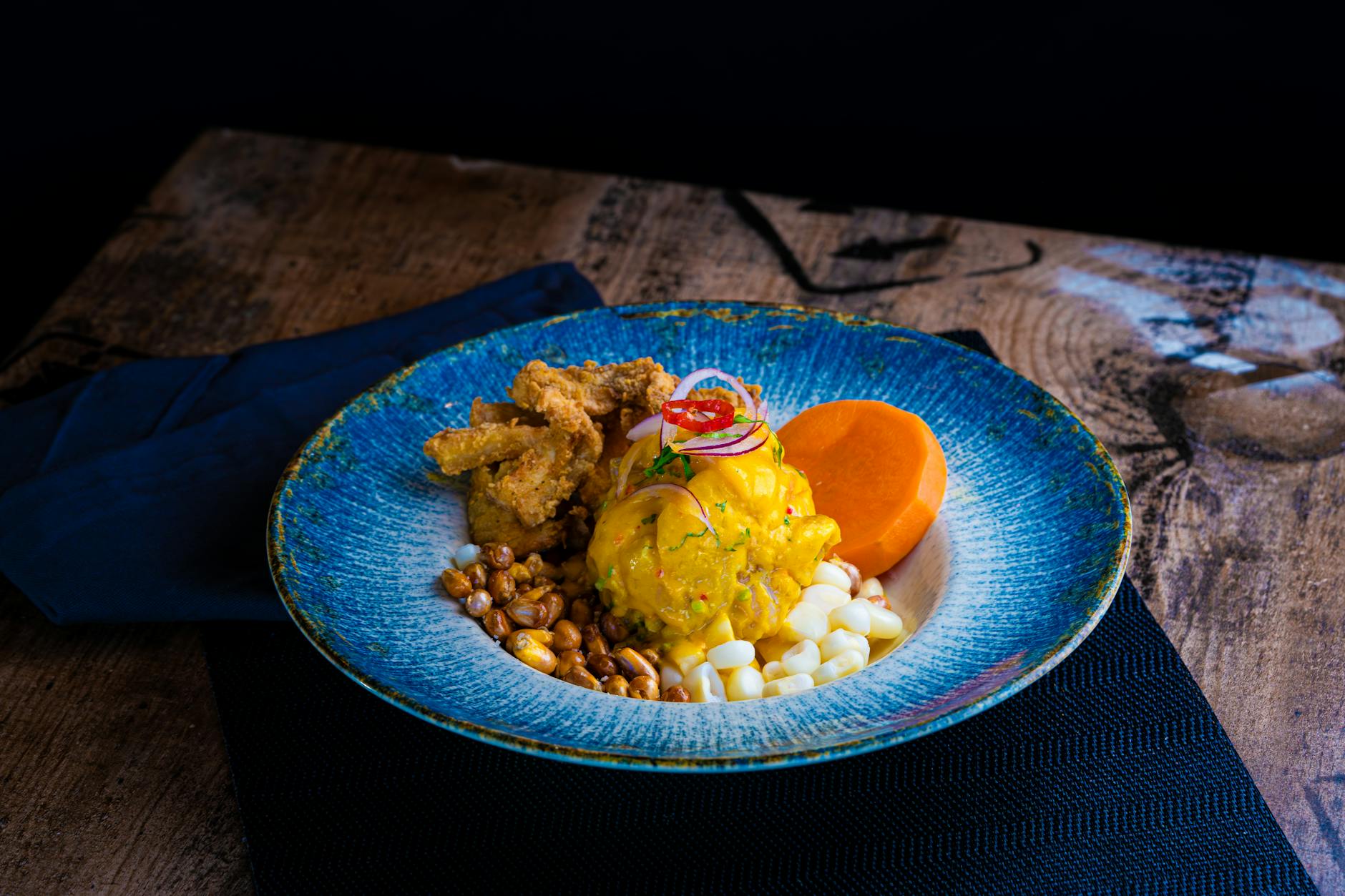 Kolorowe ceviche w stylu peruwiańskim z dekoracyjnymi dodatkami