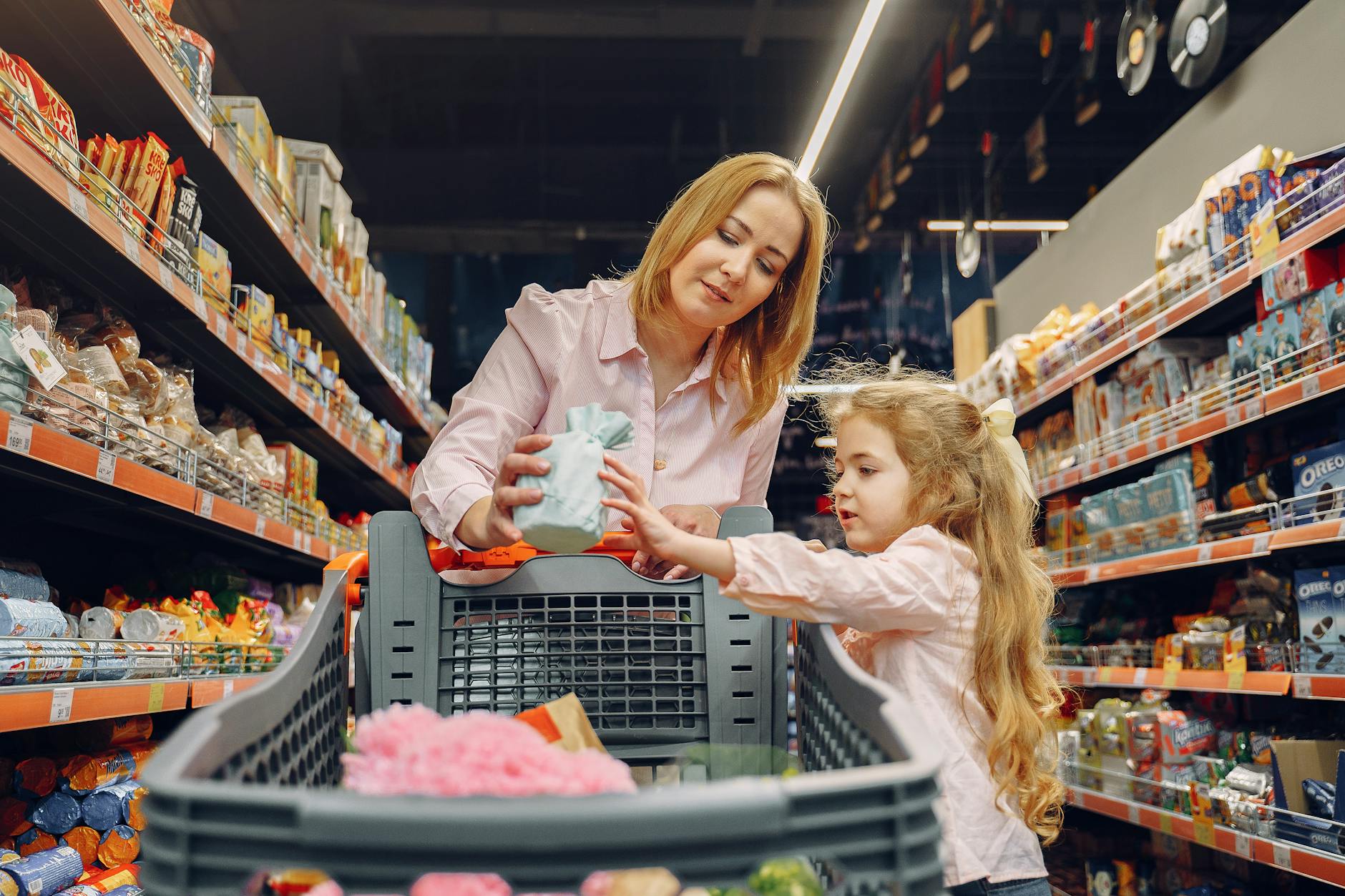 Mama z córką robiące zakupy spożywcze w supermarkecie