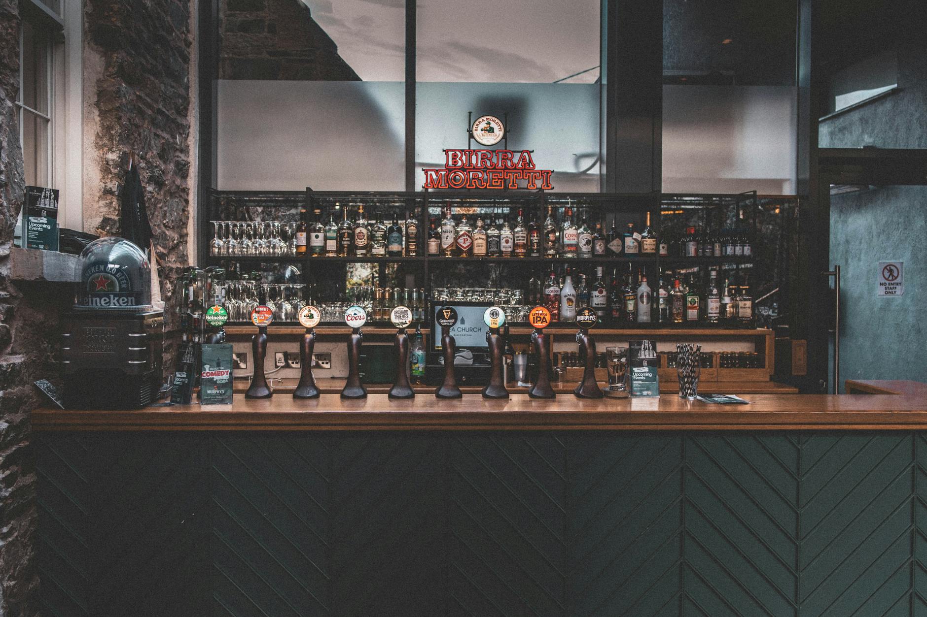 Przytulny, zabytkowy pub irlandzki w Ballycotton w hrabstwie Cork