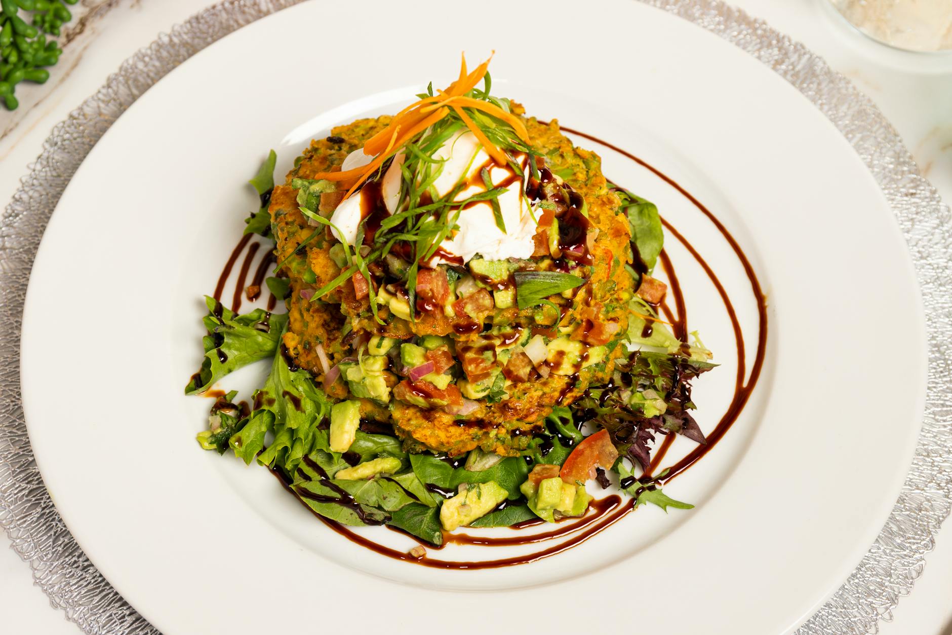 Sałatka z awokado i placuszkami z cukinii na sezonowy lekki obiad