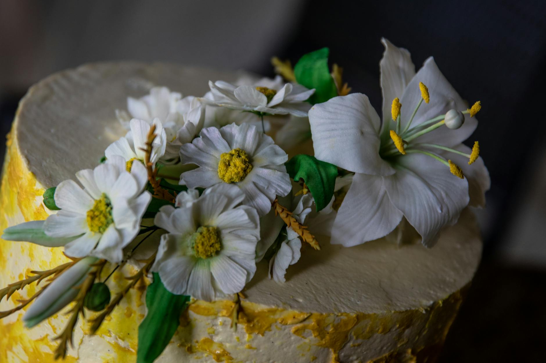 Tort udekorowany realistycznymi kwiatami z lukru na przyjęcie w ogrodzie