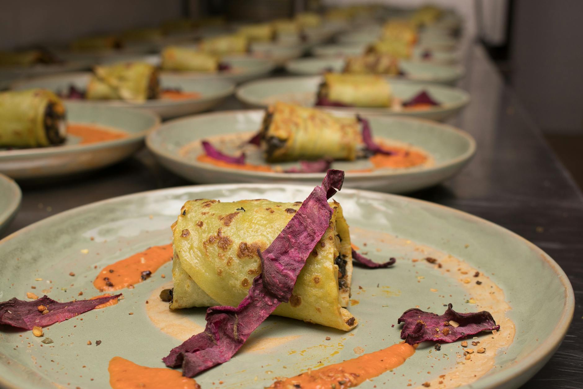 Elegancko podane wegańskie gołąbki w sosie w restauracyjnej kuchni