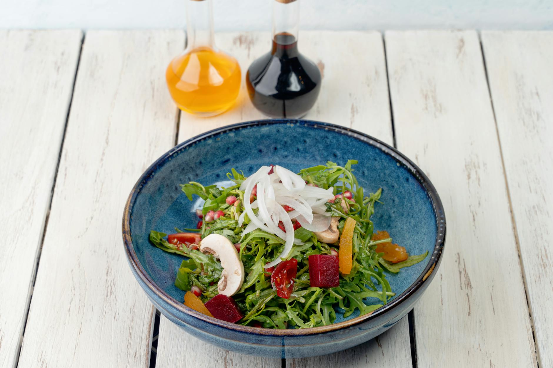 Kolorowa sałatka warzywna z organicznych składników w kuchni restauracyjnej