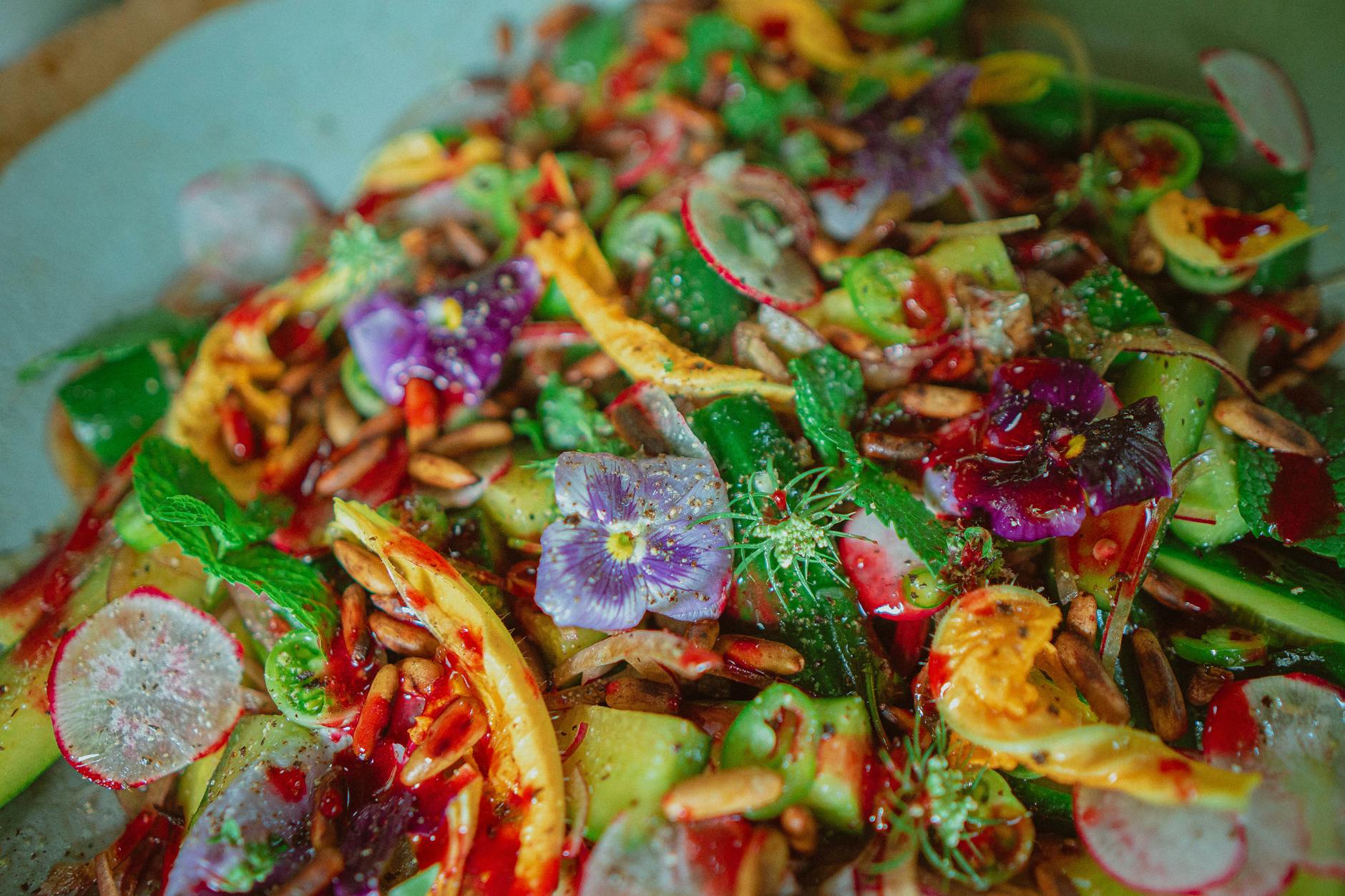 Letnia sałatka z jadalnymi kwiatami, warzywami i orzechami