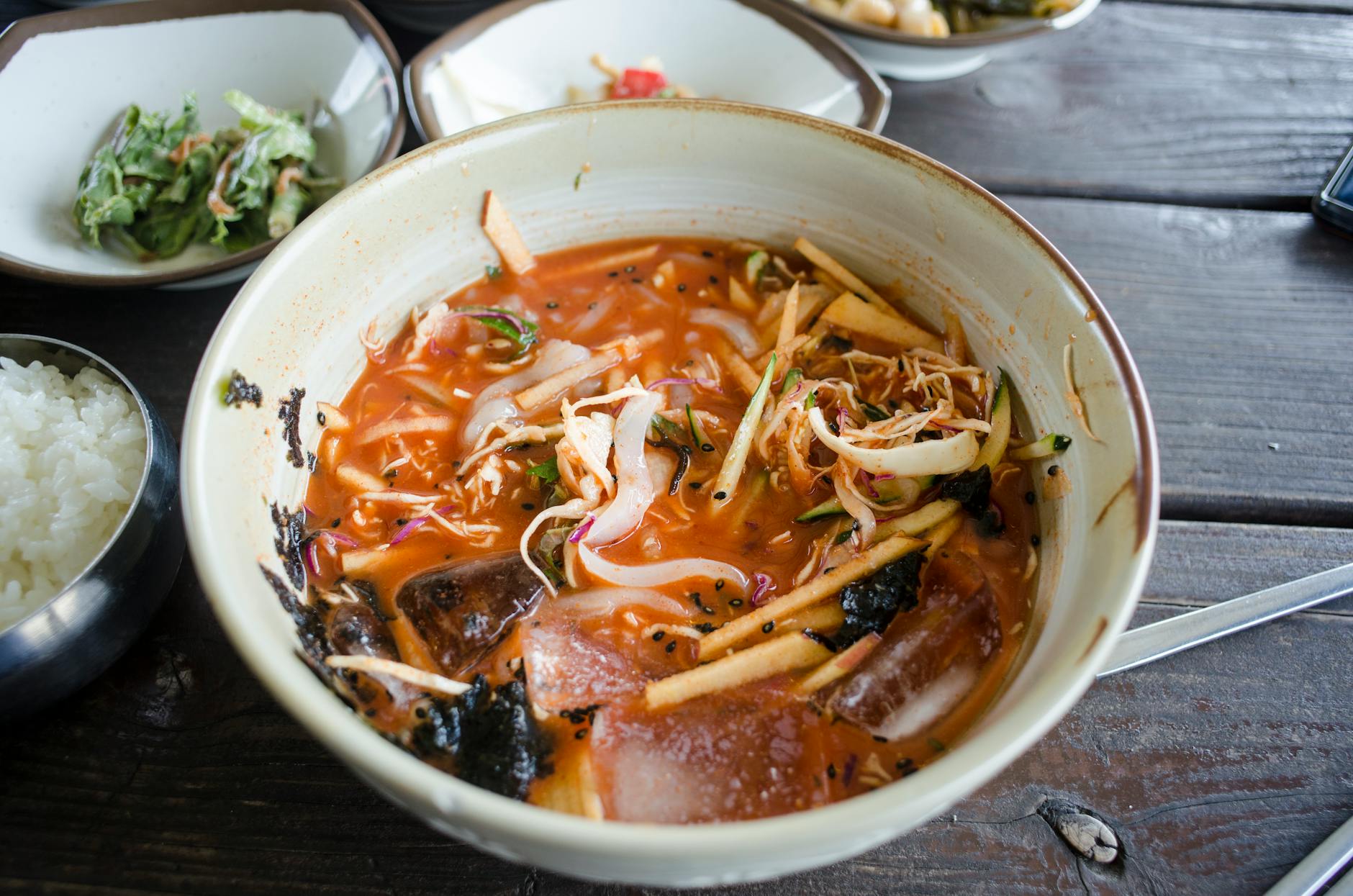 Miska koreańskiego pikantnego ramen z warzywami i wodorostami