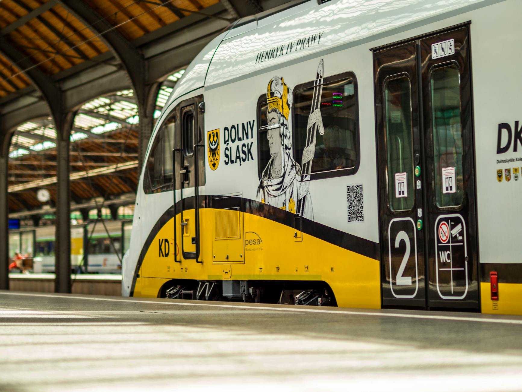 Kolorowy pociąg Kolei Dolnośląskich na stacji Wrocław Główny