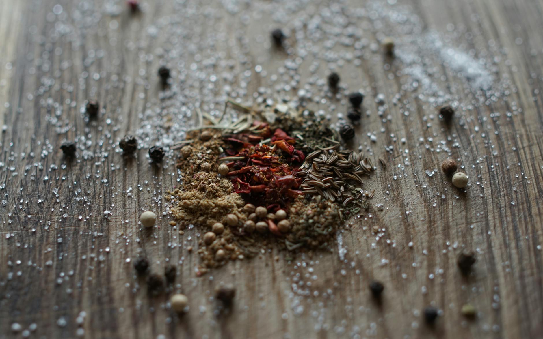 Mieszanka soli i suszonych ziół na rustykalnym drewnianym blacie