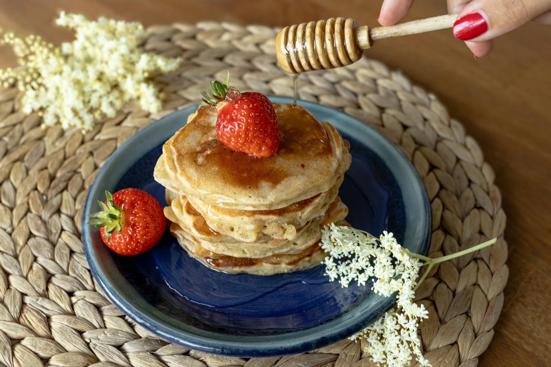 Naleśniki z truskawkami, miodem i kwiatami bzu czarnego