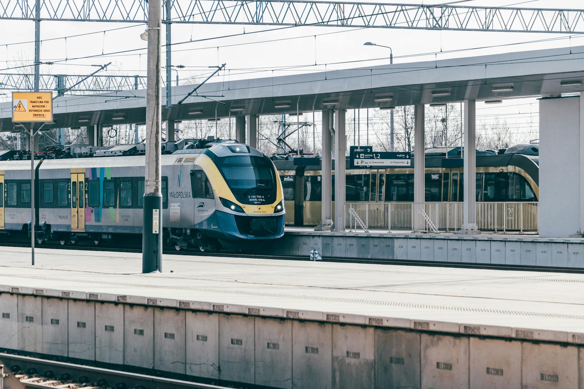 Pociąg pasażerski na stacji Trzebinia jako przykład podróży po Polsce Pociąg pasażerski na stacji Trzebinia jako przykład podróży po Polsce