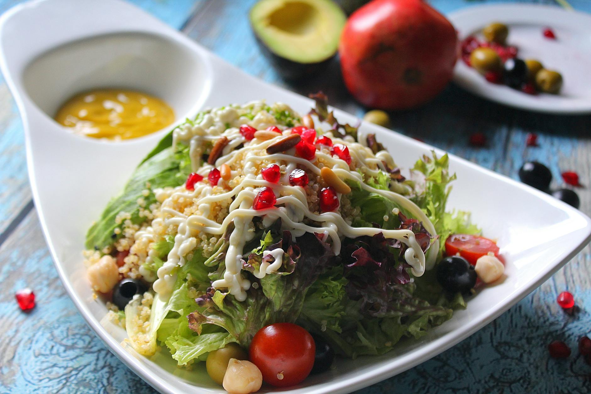 Sałatka z komosy z warzywami, awokado i pestkami granatu