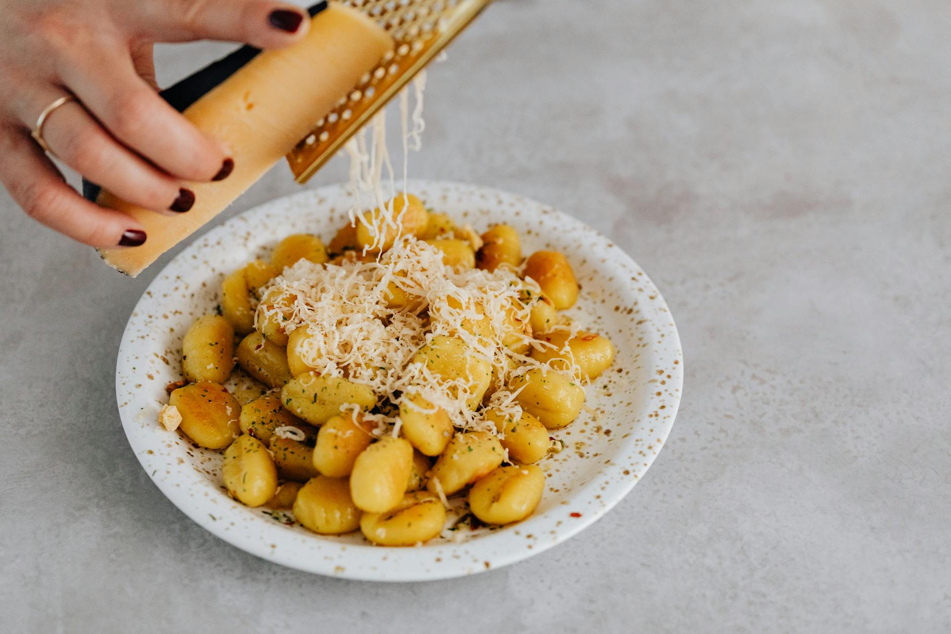 Talerz gnocchi z batatów z ręcznie ścieranym parmezanem