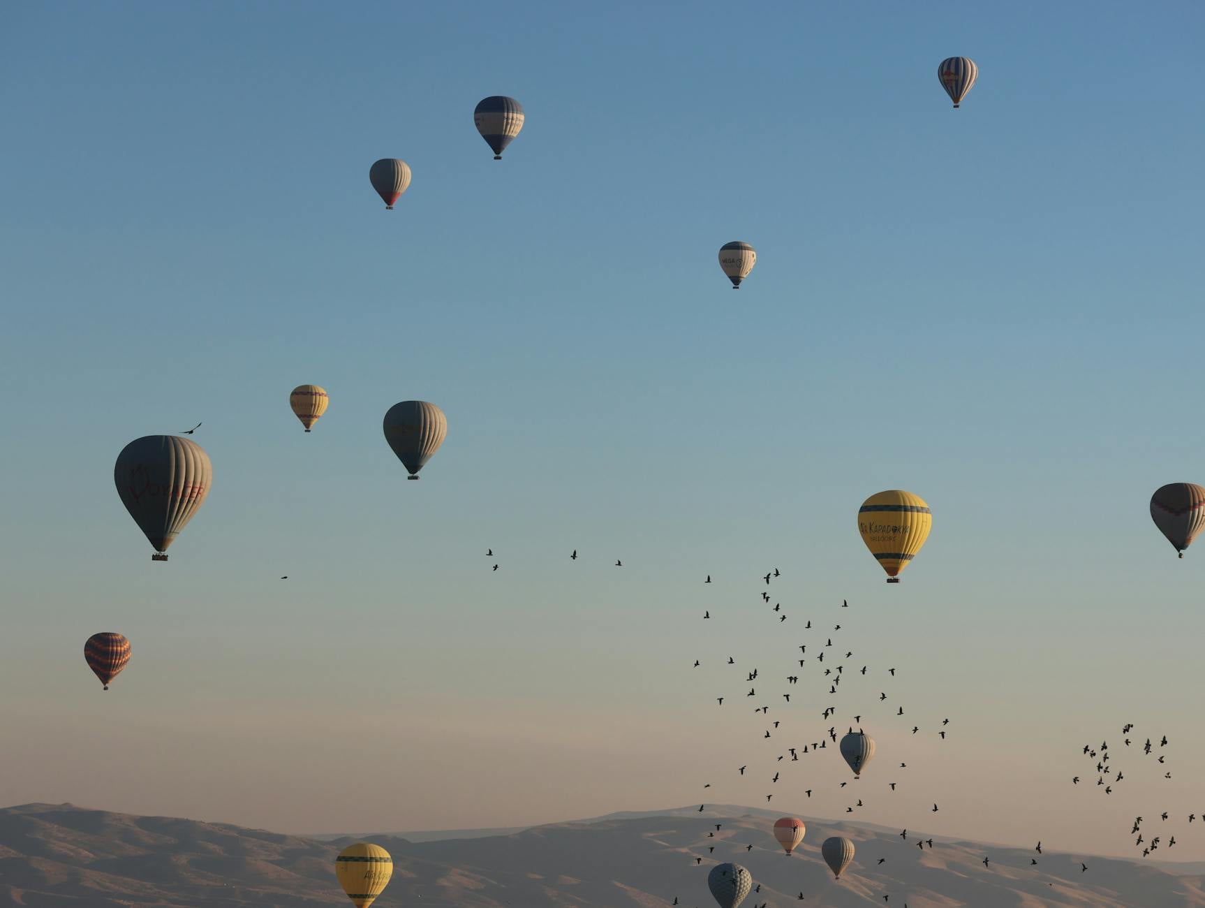 Balony nad Kapadocją o wschodzie słońca, widok z lotu ptaka Balony nad Kapadocją o wschodzie słońca, widok z lotu ptaka