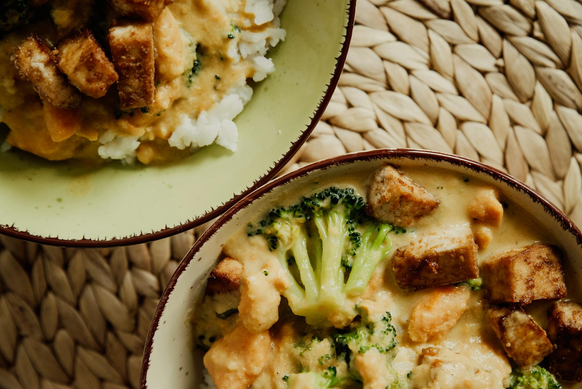 Miska z tofu, brokułami i kremowym sosem na plecionym podkładzie