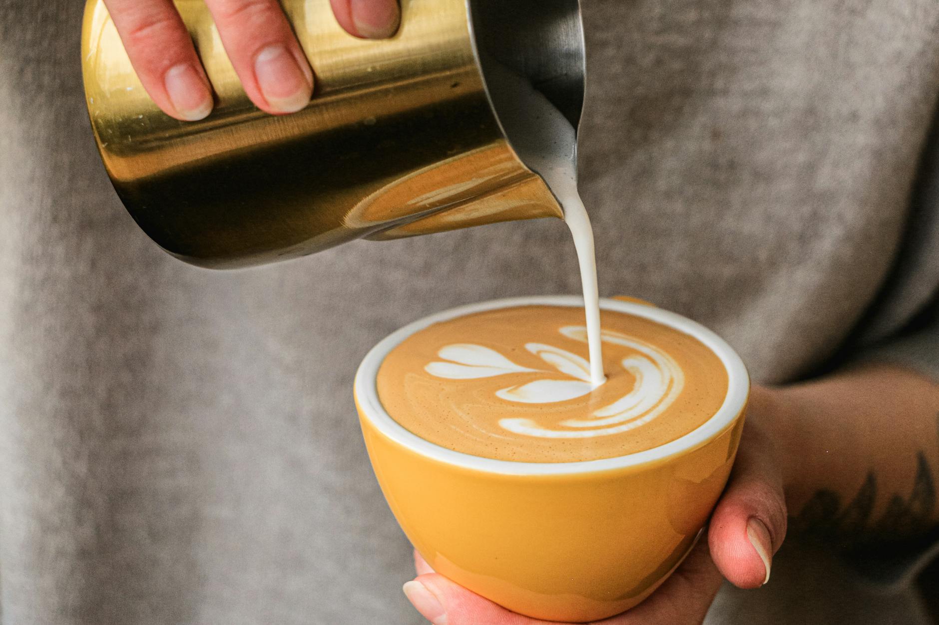 Nalewanie spienionego mleka roślinnego do filiżanki chai latte