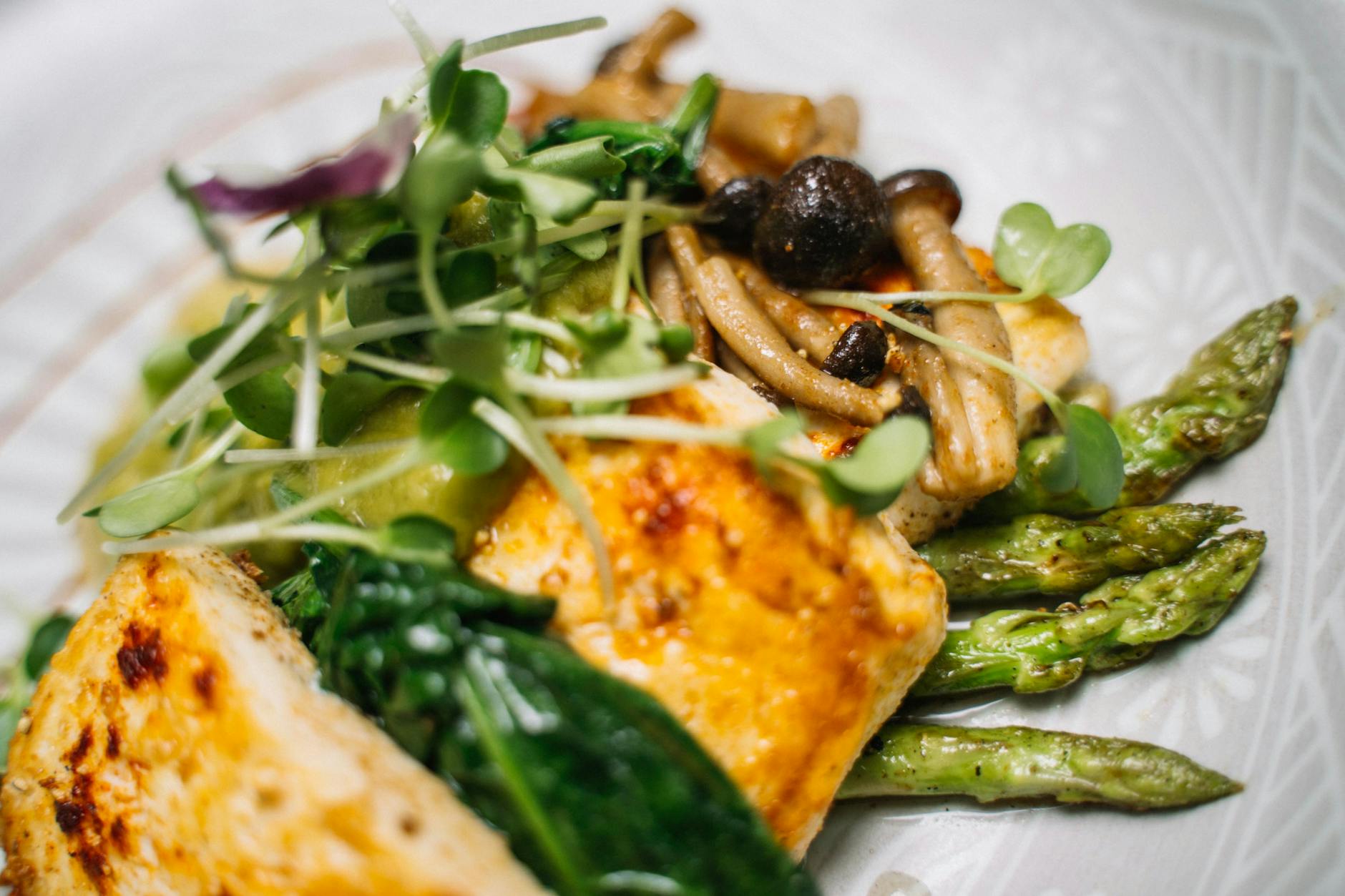 Marynaty do tofu i tempehu z ziołami: od klasyki po cytrynowe wariacje Tofu z marynatą ziołową podane ze szparagami i podsmażanymi pieczarkami