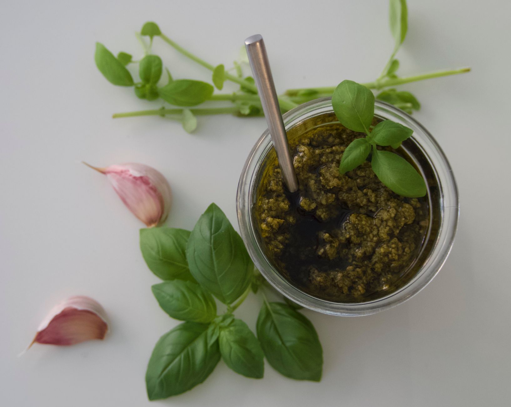 Domowe pesto bazyliowe z czosnkiem widziane z góry
