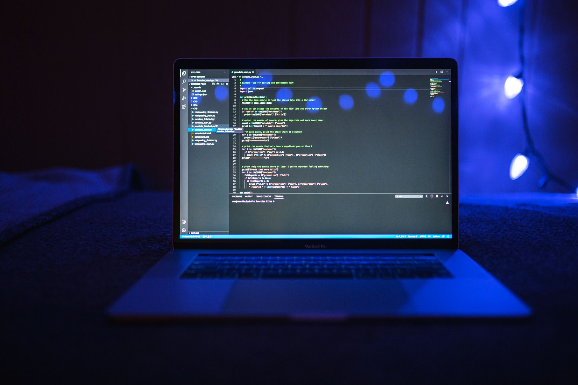 Ekran laptopa z kodem na ciemnym tle w niebieskim oświetleniu Ekran laptopa z kodem na ciemnym tle w niebieskim oświetleniu