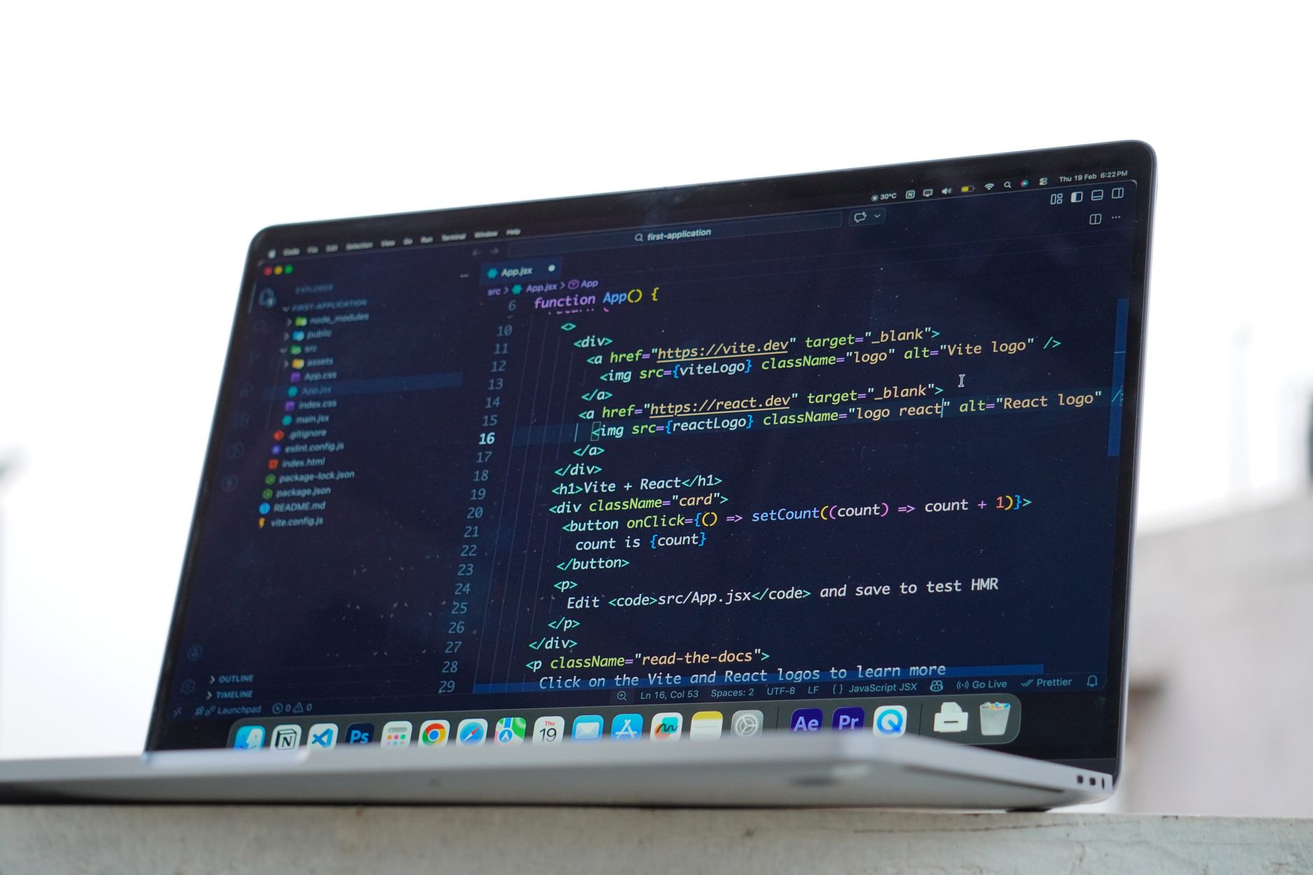 Programista pracuje na laptopie na dworze w Indiach nad kodem w chmurze