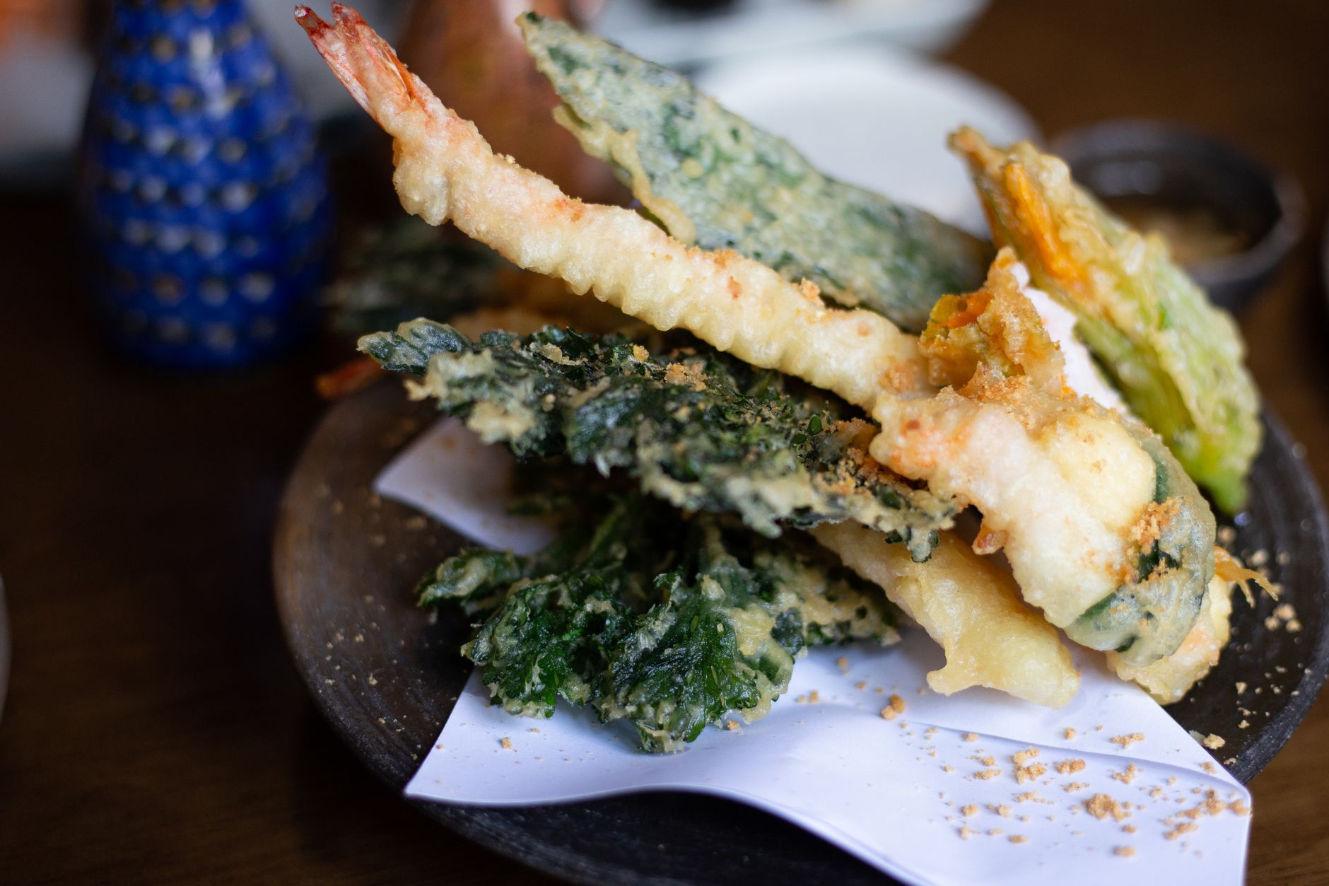 Chrupiące tempura z szałwii i warzyw: domowa wersja restauracyjna Tempura z krewetek i warzyw na ciemnym talerzu