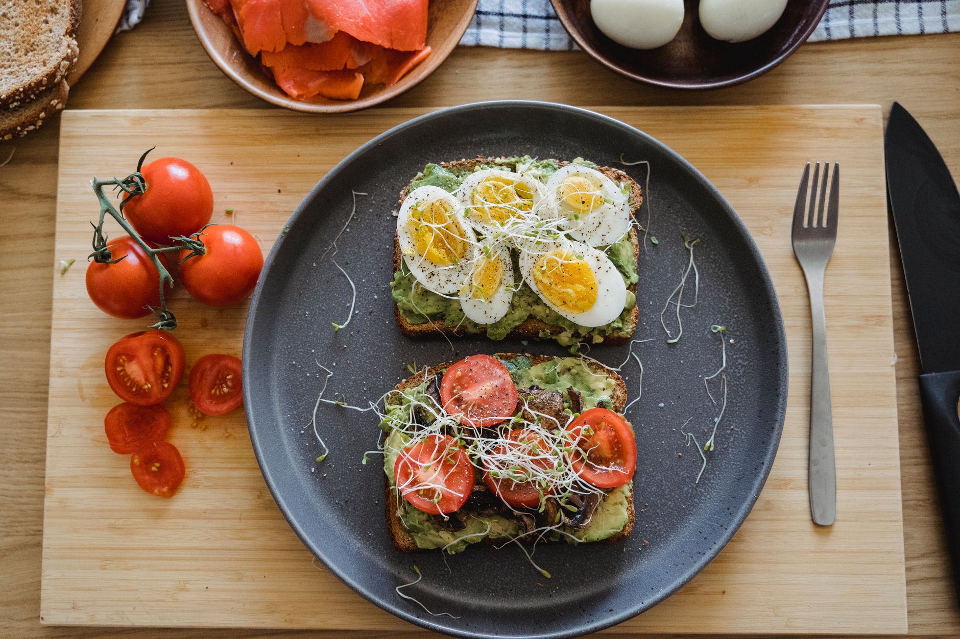 Tost z awokado, jajkiem i pomidorami w stylu bistro brunch